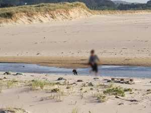 mujer corriendo por la playa